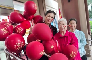 紅旗昭昭迎風(fēng)展 燕達(dá)歡騰迎國慶——燕達(dá)長輩剪紙映初心，丹心獻(xiàn)祖國